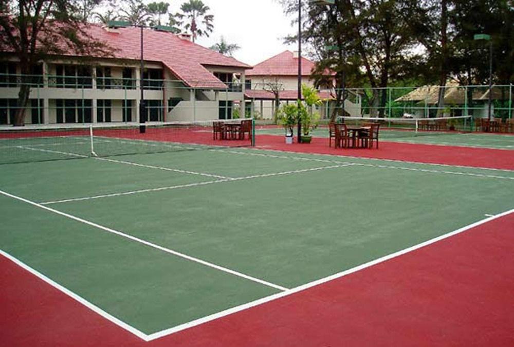 Miri Marriott Resort & Spa Exterior photo Tennis Courts