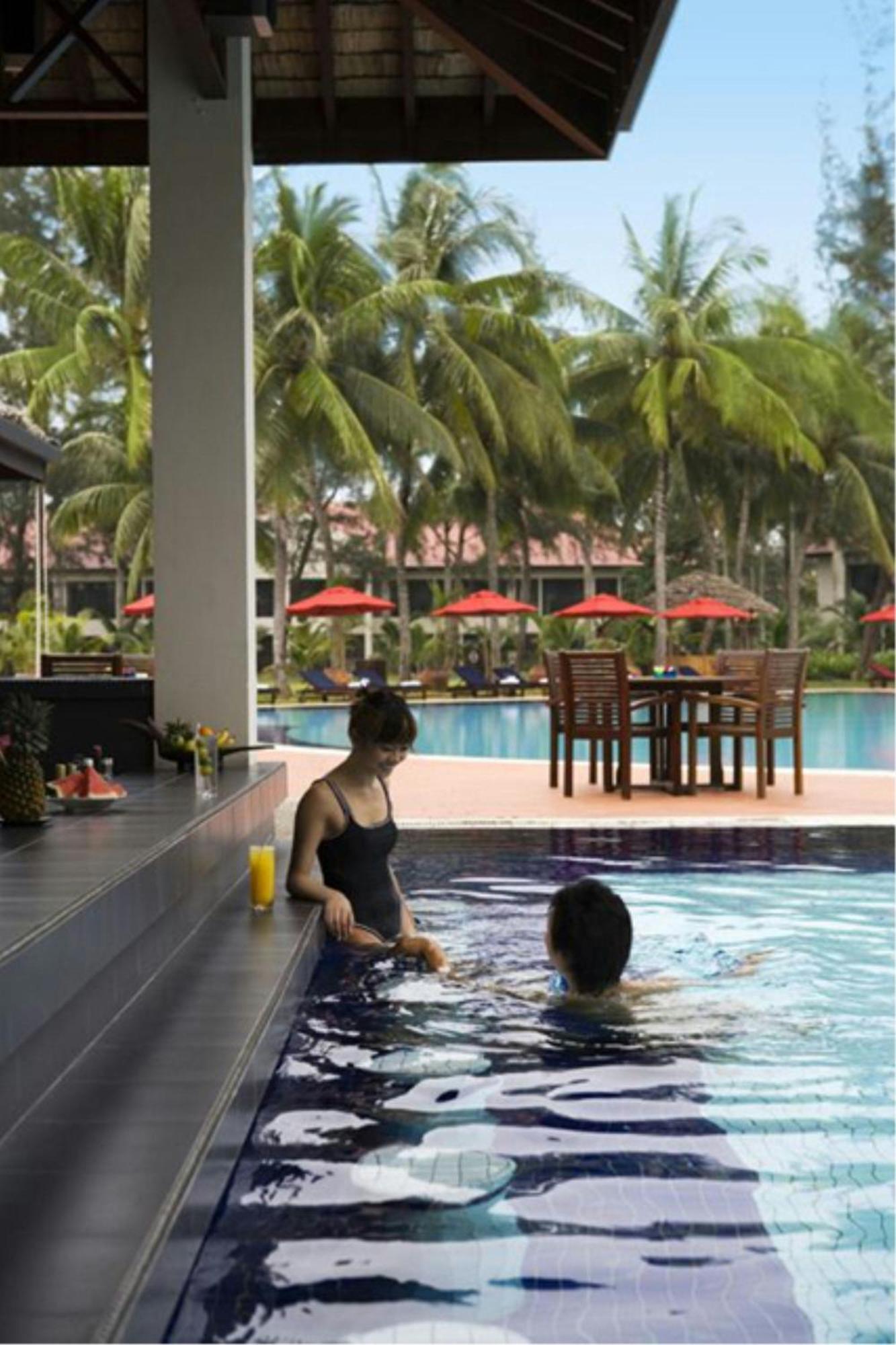Miri Marriott Resort & Spa Exterior photo Swimming pool at the hotel